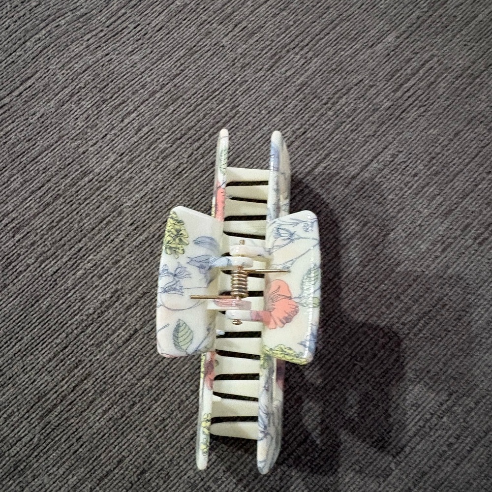 Floral Hair Claw Clip - Picture 2 of 4